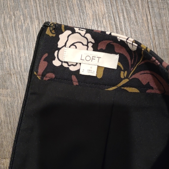 Loft paisley printed pencil skirt, form fitting, zippered closure - size 2 - Picture 9 of 10